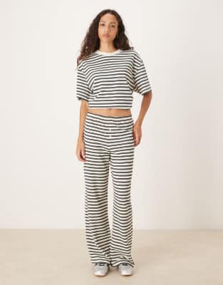 ASOS DESIGN - Strukturierte Hose in creme gestreift mit weitem Schnitt-Bunt