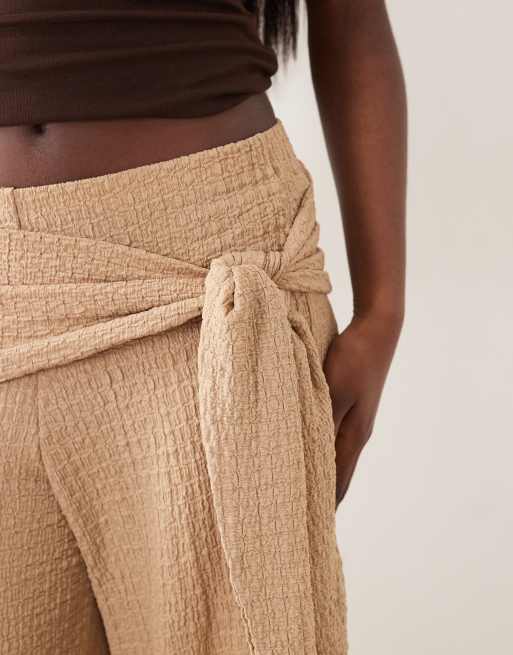 ASOS DESIGN – Strukturierte Hose in Steinbeige mit weitem Bein und Bindedetail am Bund, Kombiteil, 4 von 5