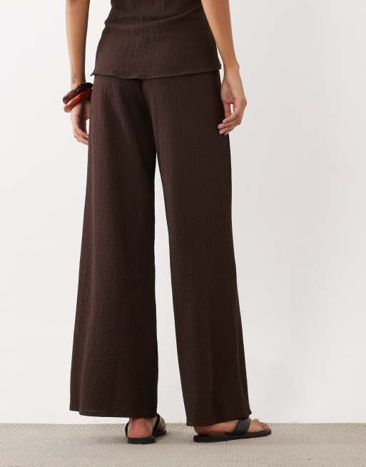 ASOS DESIGN – Strukturierte Hose mit weitem Bein in Schokobraun, Kombiteil, 4 von 5