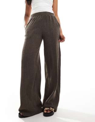 ASOS DESIGN - Strukturierte Hose mit weitem Bein in Schokoladenbraun