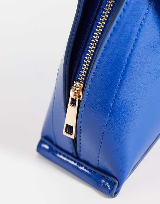 ASOS DESIGN – Strukturierte kleine Croissant-Clutch in Kobaltblau, 3 von 4