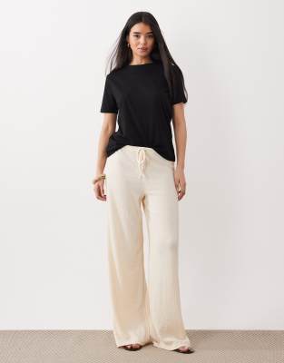 ASOS DESIGN - Strukturierte Schlupfhose in Creme mit weitem Bein, Kombiteil-Weiß