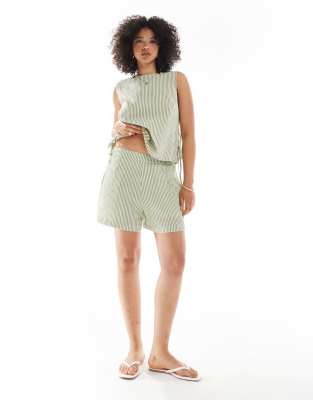 ASOS DESIGN - Strukturierte, schwingende Schlupfshorts in gestreiftem Khaki, Kombiteil-Grün