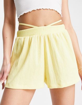 ASOS DESIGN – Strukturierte Shorts in Gelb mit Riemchendetail an der Taille