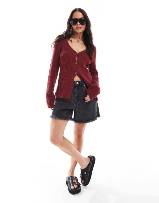 ASOS DESIGN – Strukturierte Strickjacke in Burgunderrot mit V-Ausschnitt und goldenen Knöpfen, 2 von 4
