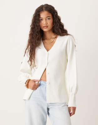ASOS DESIGN - Strukturierte Strickjacke in Creme mit V-Ausschnitt, geraffter Taille und weiten Ärmeln-Weiß