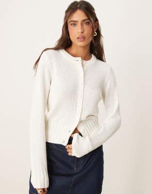 ASOS DESIGN - Strukturierte Strickjacke in Cremeweiß mit Rundhalsausschnitt