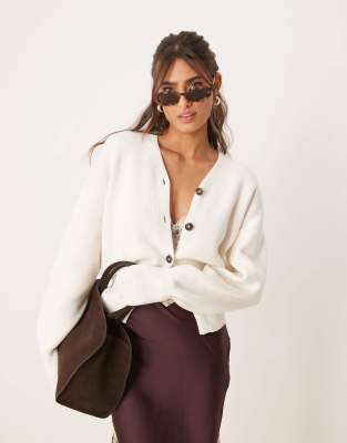 ASOS DESIGN - Strukturierte Strickjacke in Cremeweiß mit V-Ausschnitt und geripptem Saum