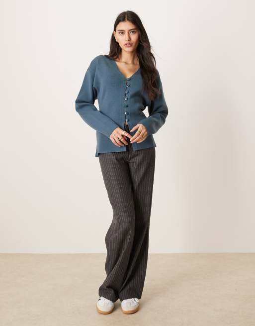 ASOS DESIGN – Strukturierte Strickjacke in Petrolblau mit V-Ausschnitt und Knopfdetail, 2 von 4