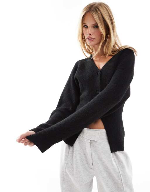 ASOS DESIGN – Strukturierte Strickjacke in Schwarz mit V-Ausschnitt und geschlitztem Detail