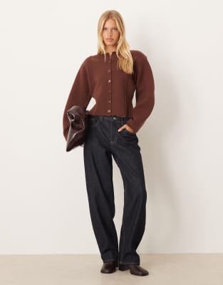 ASOS DESIGN - Strukturierte, taillierte Strickjacke in Mokka mit Rundhalsausschnitt und kompaktem Muster-Brown
