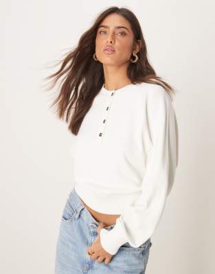 ASOS DESIGN - Strukturierter Pullover in Creme mit Henley-Ausschnitt-Weiß