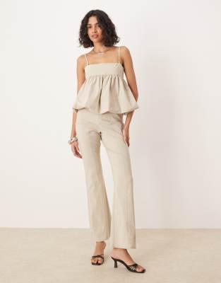 ASOS DESIGN - Strukturierter Schößchen-Jumpsuit in Elfenbein-Weiß