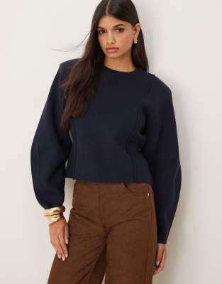 ASOS DESIGN - Strukturierter, taillierter Pullover in Marineblau mit Schulterpolstern