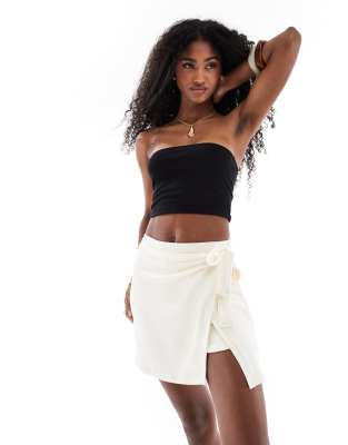 ASOS DESIGN - Strukturierter Wickel-Skort aus Strick in Cremeweiß