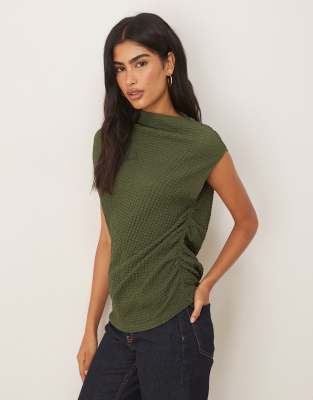 ASOS DESIGN - Strukturiertes, asymmetrisches T-Shirt in Khaki mit seitlicher Raffung-Grün