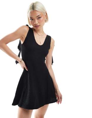 ASOS DESIGN - Strukturiertes, ausgestelltes Minikleid in Schwarz mit gebundenen Ärmeln