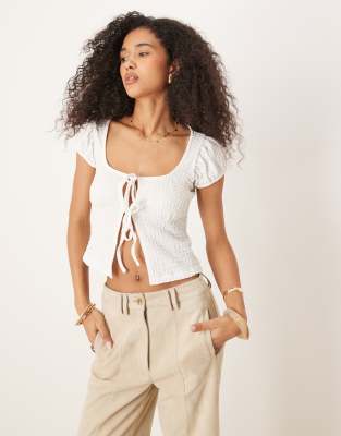 ASOS DESIGN - Strukturiertes Babydoll-Oberteil in Weiß mit geschnürter Vorderseite
