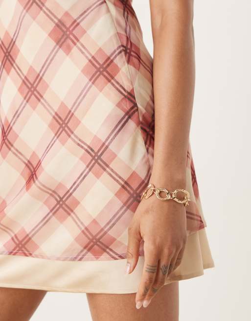 ASOS DESIGN – Strukturiertes, breites T-Steg-Armband in Gold-Optik, 3 von 3
