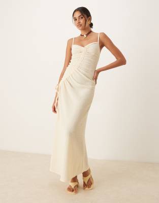 ASOS DESIGN - Strukturiertes Camisole-Midikleid in Creme mit Kordelzug und geraffter Vorderseite-Weiß