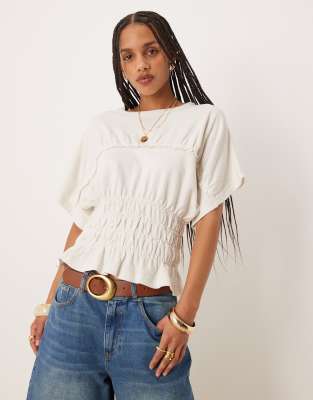 ASOS DESIGN - Strukturiertes, genopptes T-Shirt in Creme mit gesmokter Taille-Weiß