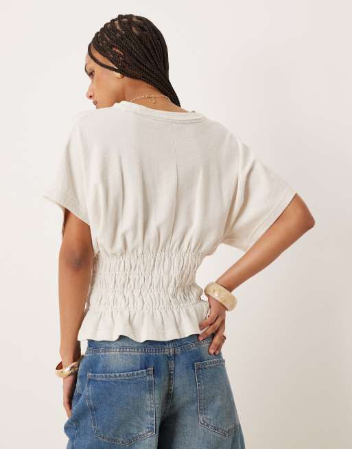 ASOS DESIGN – Strukturiertes, genopptes T-Shirt in Creme mit gesmokter Taille, 2 von 4