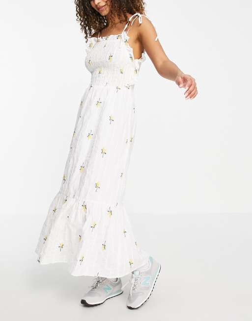 ASOS DESIGN – Strukturiertes, gerafftes Midikleid mit Blumenstickerei in Weiß