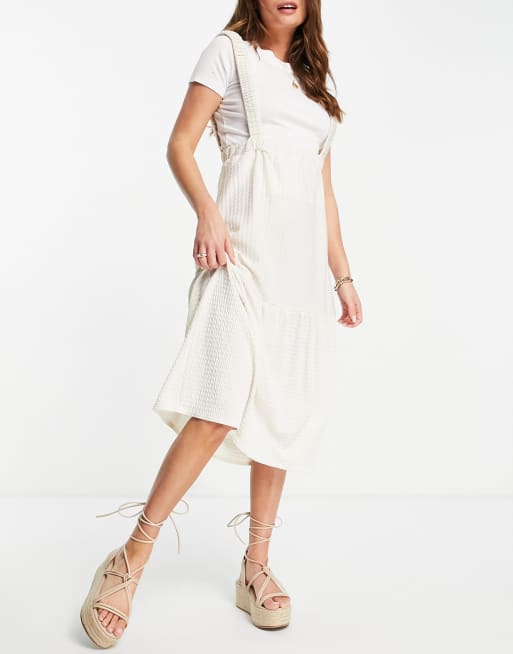 ASOS DESIGN – Strukturiertes, gestuftes Latzkleid in Creme