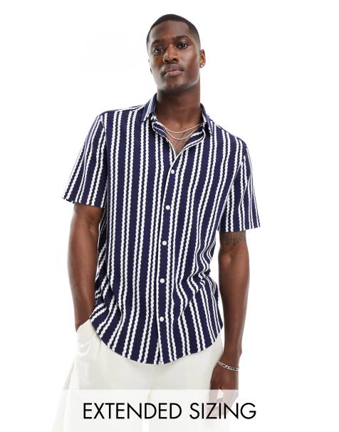 ASOS DESIGN – Strukturiertes Hemd in gestreiftem Marineblau mit regulärer Passform - view 1