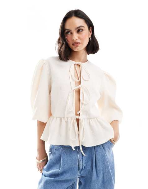 ASOS DESIGN – Strukturiertes Hemdoberteil in Elfenbein mit Schößchen und Bindeband - view 1