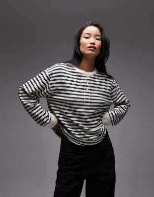 ASOS DESIGN - Strukturiertes Henley-Oberteil in gestreiftem Cremeweiß-Bunt