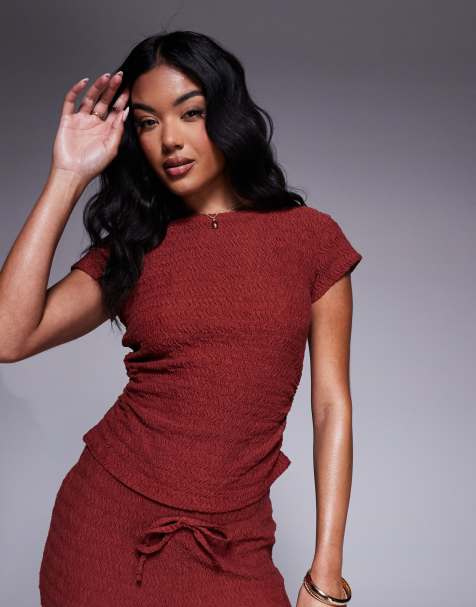 ASOS DESIGN – Strukturiertes knapp geschnittenes T-Shirt in Braun mit Seitenraffung - view 1