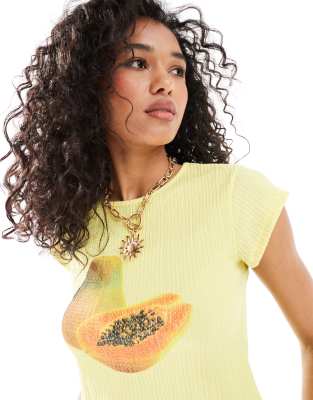 ASOS DESIGN - Strukturiertes, knappes T-Shirt in Zitronengelb mit Papaya-Grafik