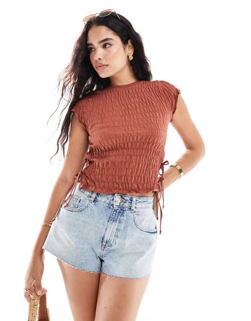 ASOS DESIGN – Strukturiertes, kurzärmliges Oberteil in Rost mit seitlichen Bindebändern