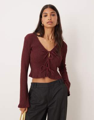 ASOS DESIGN - Strukturiertes, langärmliges Oberteil in Burgunderrot mit gebundener Vorderseite
