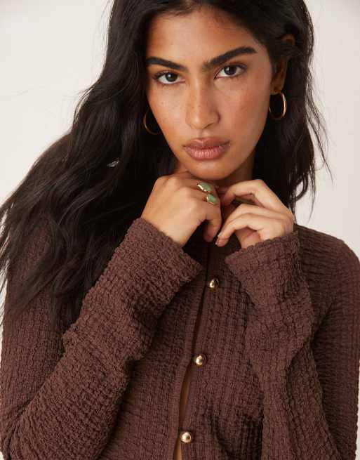 ASOS DESIGN – Strukturiertes, langärmliges Oberteil mit Knopfdetails in Schokobraun, 3 von 4