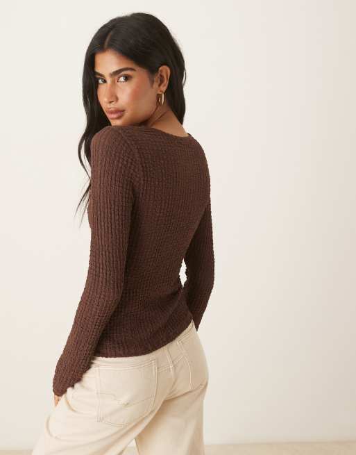 ASOS DESIGN – Strukturiertes, langärmliges Oberteil mit Knopfdetails in Schokobraun, 4 von 4
