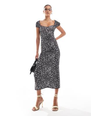 ASOS DESIGN - Strukturiertes Midi-Freizeitkleid mit schwarz-weißem Druck, Ziernähten an der Brust und Schnürdetail am Rü...