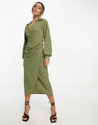 ASOS DESIGN - Strukturiertes Midi-Wickelkleid in dunklem Khaki mit Kragen-Grün