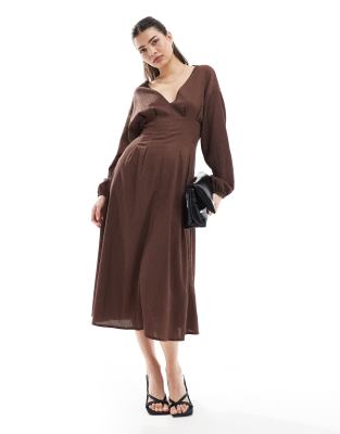 ASOS DESIGN - Strukturiertes Midikleid in Schokobraun mit Ballonärmeln-Brown