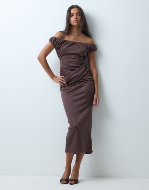 ASOS DESIGN strukturiertes Midikleid mit gerafftem Off-Shoulder-Detail in Schokobraun - view 1