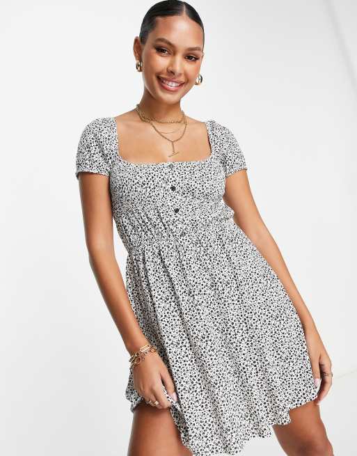 ASOS DESIGN – Strukturiertes Mini-Freizeitkleid mit Taillendetail und Blümchenmuster in Schwarz-Weiß