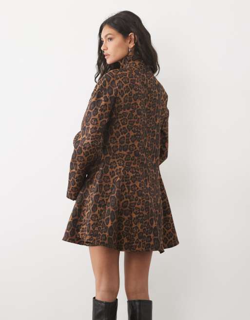 ASOS DESIGN strukturiertes Mini-Kleid mit Stehkragen und Godets im Leopardenmuster, 4 von 4