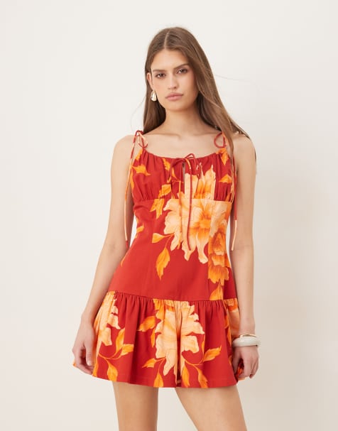 ASOS DESIGN – Strukturiertes Mini-Sommerkleid aus Baumwollsatin mit orangefarbenem Blumenmuster, Bindeband am Ausschnitt und tiefer Taille - view 1