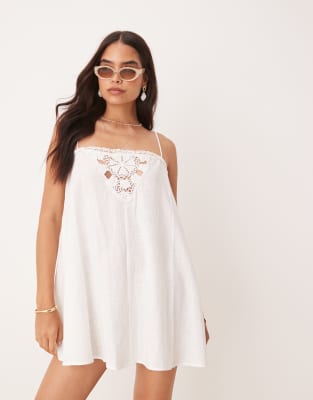 ASOS DESIGN - Strukturiertes Mini-Strandkleid in Weiß mit Häkelspitzeneinsatz-Blau