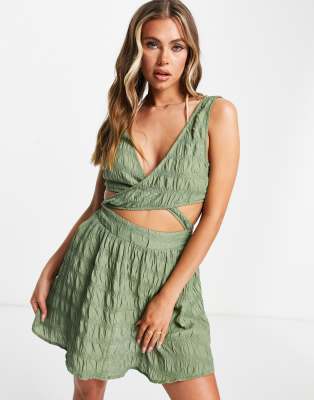 ASOS DESIGN - Strukturiertes Mini-Strandkleid und überkreuzter Schnürung in der Taille in Khaki-Grün