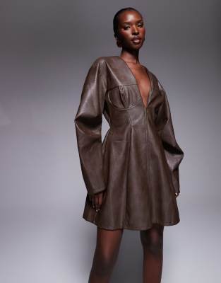 ASOS DESIGN - Strukturiertes Minikleid aus PU in Schokoladenbraun mit Kokonärmeln und Nahtdetail-Brown