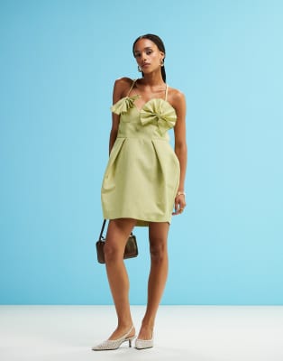 ASOS DESIGN - Strukturiertes Minikleid in Hellgrün mit Fächer-Details an der Brustpartie