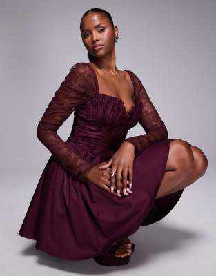 ASOS DESIGN - Strukturiertes Minikleid in Maulbeere mit Rüschensaum und gerafften, transparenten Ärmeln aus Spitze-Rot