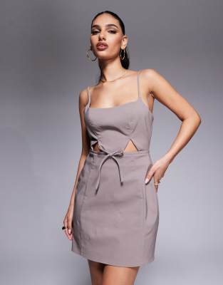 ASOS DESIGN - Strukturiertes Minikleid in Mokkabraun mit Zierausschnitt und Schleife